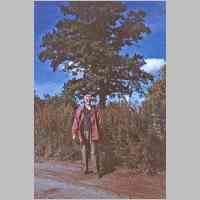 077-1021 Herr Hans-G. Balzer neben den alten Apfelbaum auf dem Muehlengrundstueck, im Jahre 1993.jpg